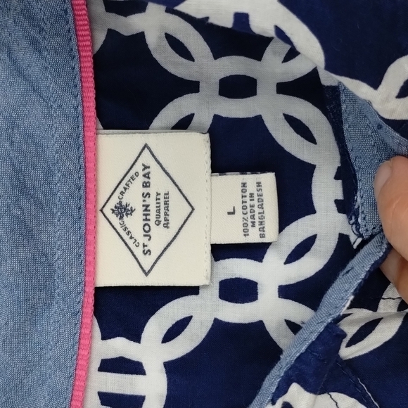 St. John's Bay Geometric Print Navy/white Size Large Button down Longsleeve - Picture 6 of 8